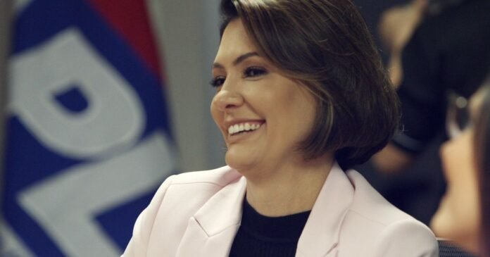 Michelle vota e diz que Bolsonaro está “esperançoso” com 2° turno