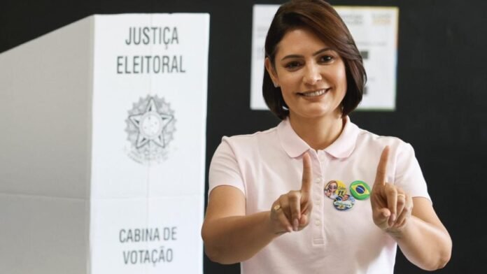 Michelle Bolsonaro vota em Brasília ao lado de Celina Leão