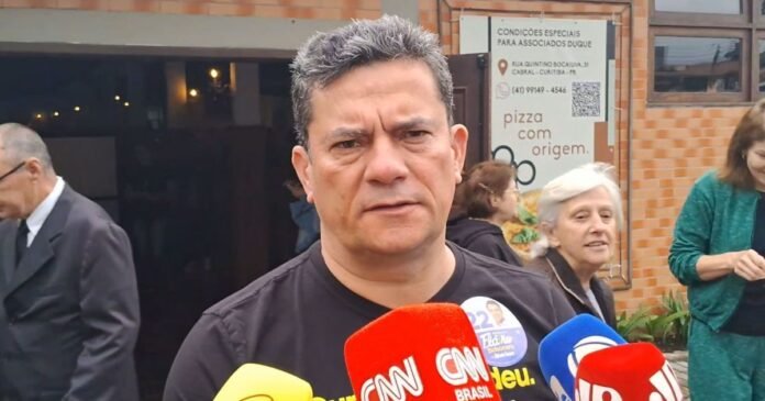 Governador eleito no PR, Sergio Moro vota no 2º turno em Curitiba
