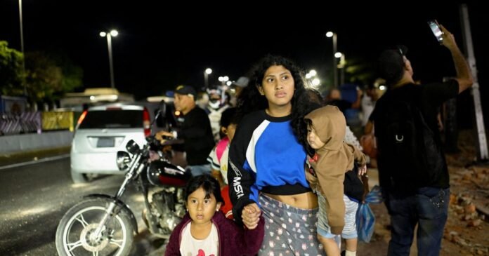 Famílias ainda buscam por desaparecidos após terremoto na Venezuela