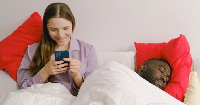 Manter um ‘plano B’ durante um relacionamento sério é traição? Entenda a controversa prática do ‘cushioning’