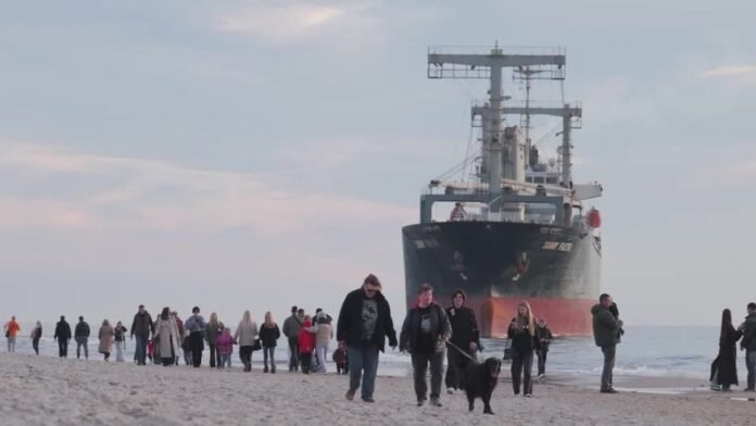 Navio encalha na Rússia e vira atração para moradores