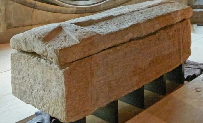 O segredo de Westminster: por que um monge medieval foi parar em um sarcófago romano?