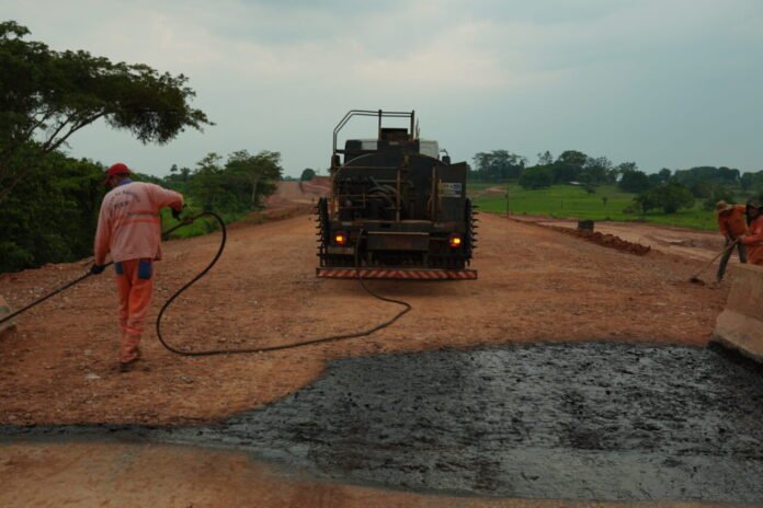 Obra na RO-473 avança para etapa de imprimação e deve melhorar o acesso a Teixeirópolis
