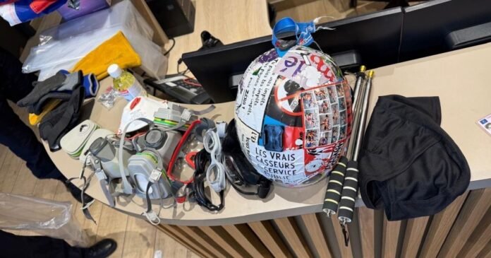 Polícia de Paris apreende armas e máscaras antes de novos protestos