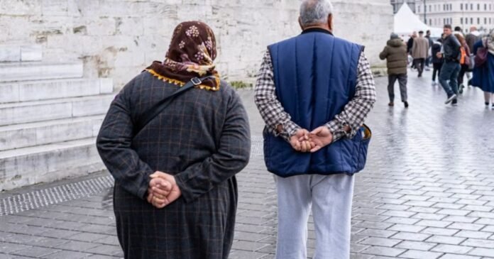 Você costuma andar com as mãos para trás? Entenda o que esse hábito pode revelar