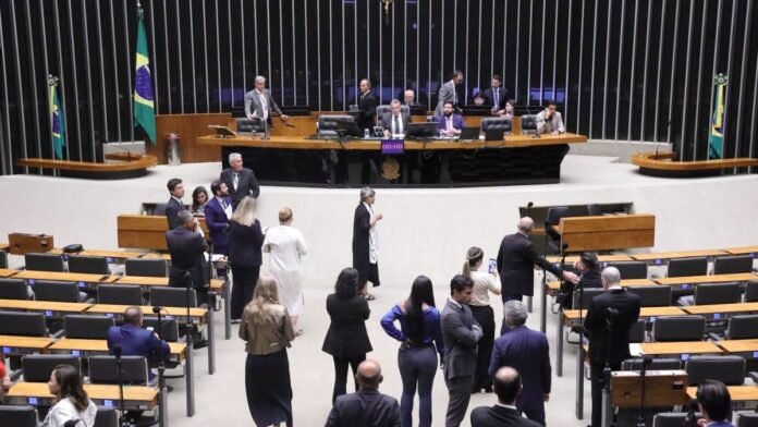 Reeleição de Lula e fuga de Flávio dividem opiniões na Câmara