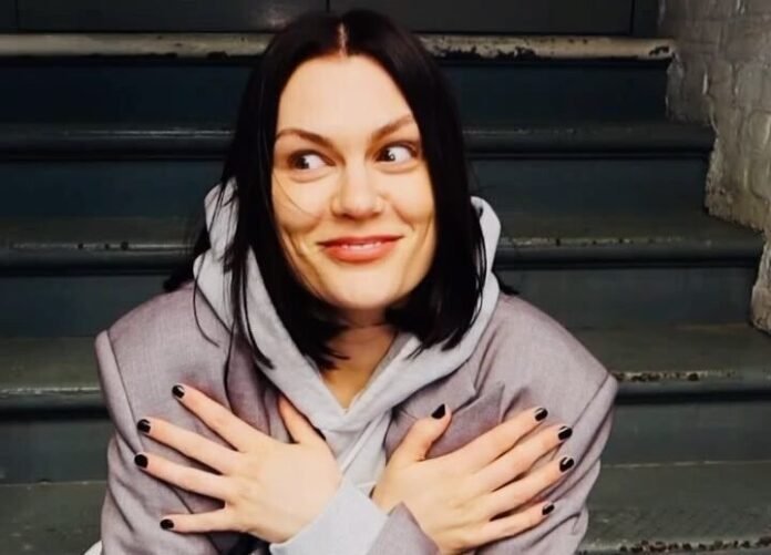 Após remissão de câncer, Jessie J passa por nova cirurgia: “Para a cura”