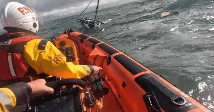 Vídeo: Marinheiro é resgatado pouco antes de barco afundar no Reino Unido