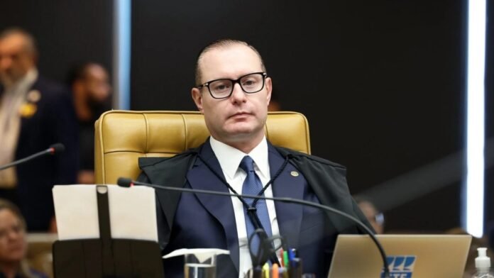 Zanin dá 5 dias para TSE explicar decisão que deu vitória a Ruas