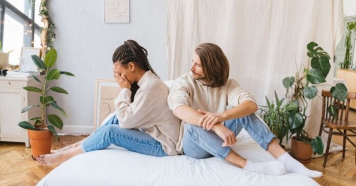 Por que algumas pessoas preferem ficar caladas mesmo quando algo as incomoda? Entenda o que a psicologia explica