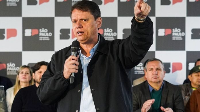 “É preciso olhar para a frente”, diz Tarcísio sobre Flávio
