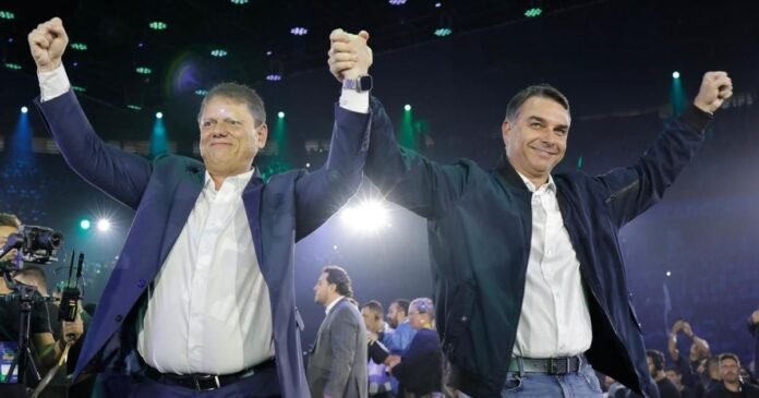 Fuga de Flávio Bolsonaro abre disputa por liderança da direita no Brasil