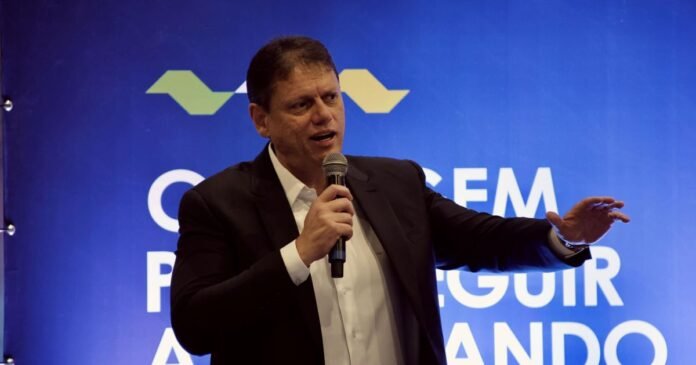 Tarcísio afirma que orientou Flávio a ficar no Brasil após eleição