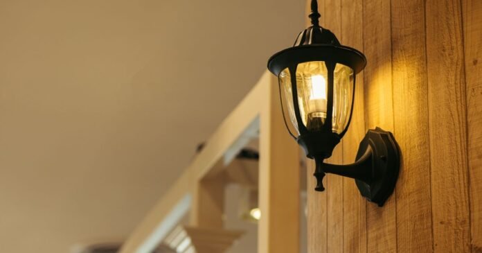 Por que o sensor de iluminação acende sem ninguém passar?