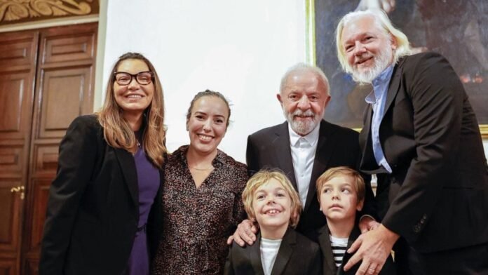 Assange diz que Lula lutou por sua liberdade e critica Bolsonaros