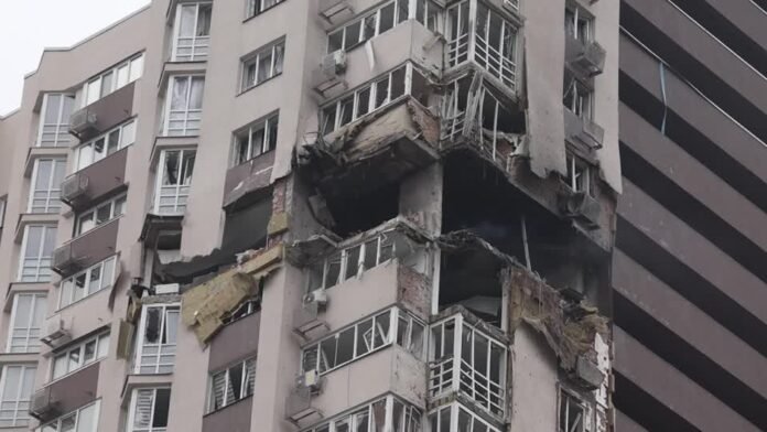 Ataque russo em Kiev mata duas pessoas, diz prefeito