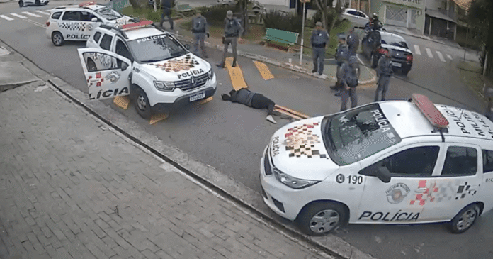 Vídeo: Homem com faca na mão avança contra PMs e é baleado em Osasco