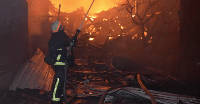 Ataque russo provoca grande incêndio na Ucrânia e deixa quatro feridos