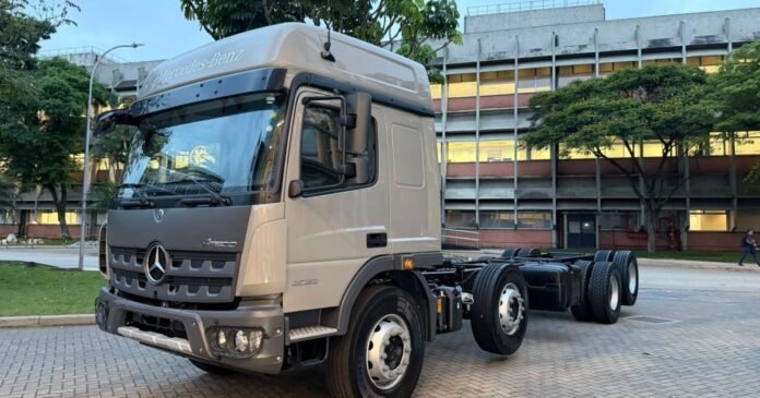 Mercedes-Benz apresenta novidades para caminhões em prévia da Fenatran 2026