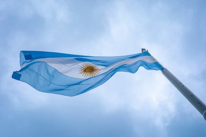 Risco-país da Argentina vai a 710 pontos e atinge maior nível em 1 ano