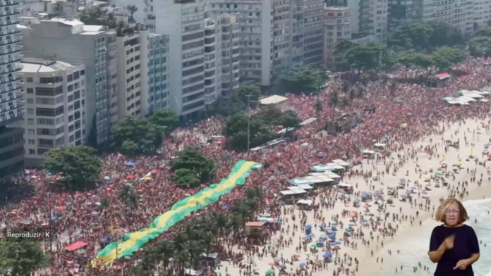 Ato de Lula em Copacabana tem bandeirão do Brasil