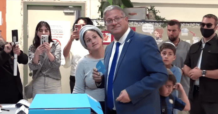 Ministro da Segurança Nacional de Israel vota em eleições