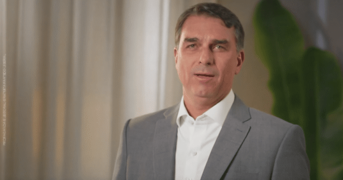 Flávio Bolsonaro dificilmente controlará direita dos EUA, diz especialista