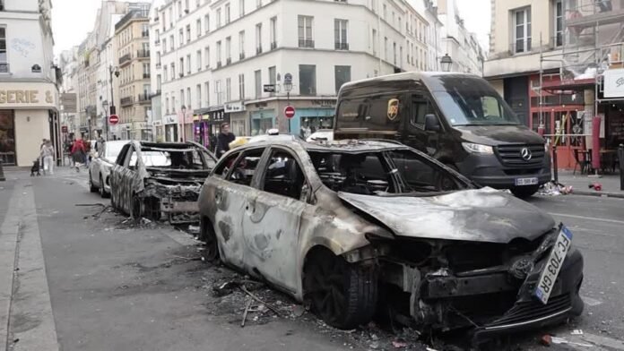 Paris inicia limpeza de ruas após caos e destruição em protestos na França