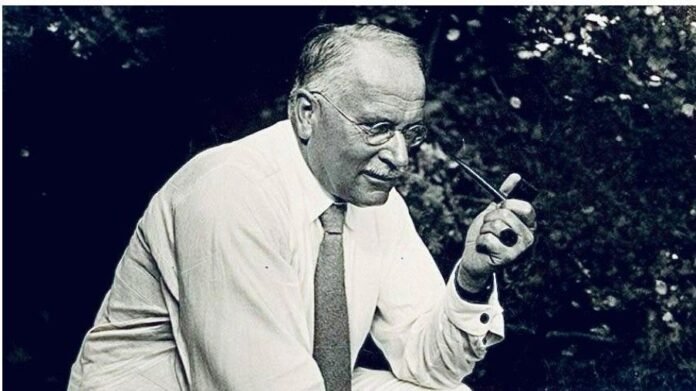 Carl Jung usou o Sol para alertar: “O homem que envelhece deveria saber que existe um processo interno e implacável que força a restringir sua vida”