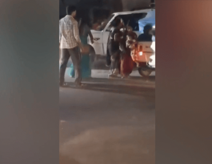 Vídeo: Motorista avança com SUV e causa pânico em multidão na Índia