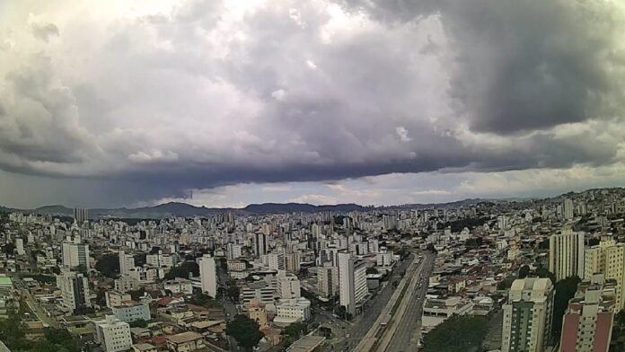 Defesa Civil alerta para chuva forte em Belo Horizonte