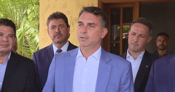 Avião em que estaria Flávio Bolsonaro pousa em Miami