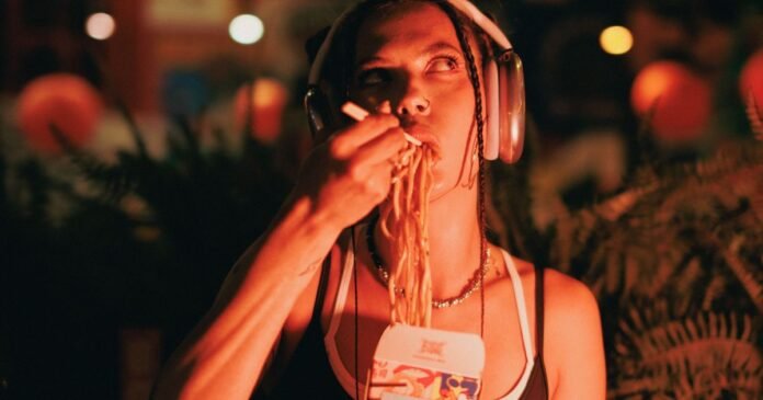 Tempero sonoro: novo estudo sugere que escutar música durante as refeições pode alterar e melhorar o sabor da comida