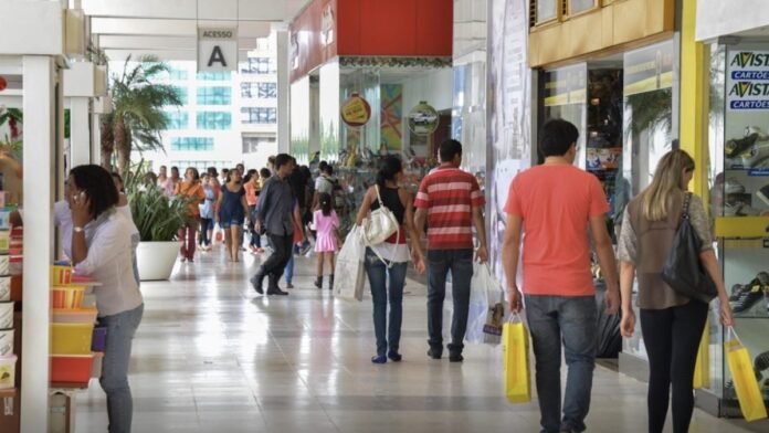 Intenção de consumo das famílias cai 0,8% em outubro, diz CNC
