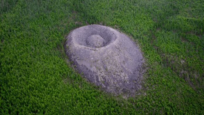 Cratera em formato de alto-falante de 40 metros conhecida como ‘Ninho da Águia do Fogo’ guarda mistério de 500 anos na Rússia