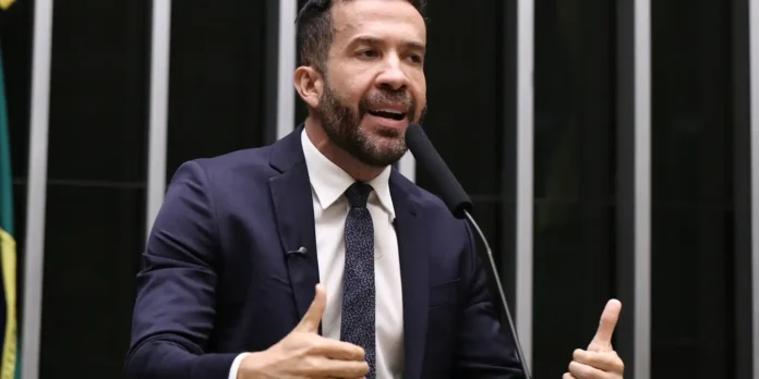 Deputado André Janones é internado com arritmia em São Paulo