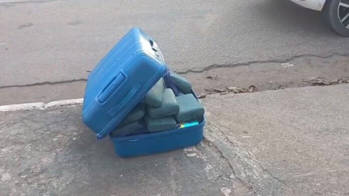 Motorista de ônibus interrompe viagem para repassar mala com drogas à esposa e casal acaba preso em Porto Velho