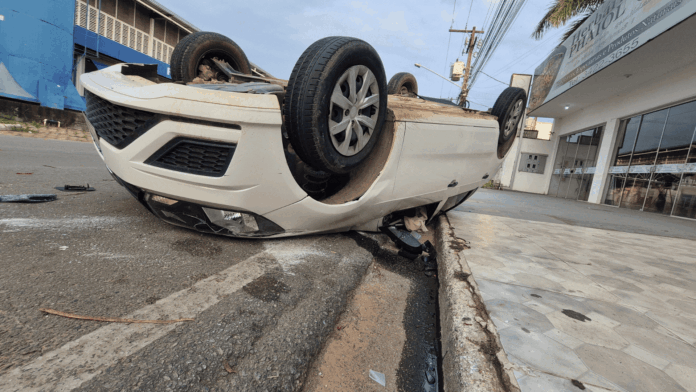 VÍDEO: Motorista com sinais de embriaguez capota carro em Ji-Paraná, RO