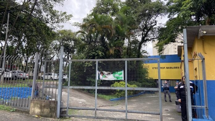 Escola onde Derrite vota fica sem luz depois de chuva em SP