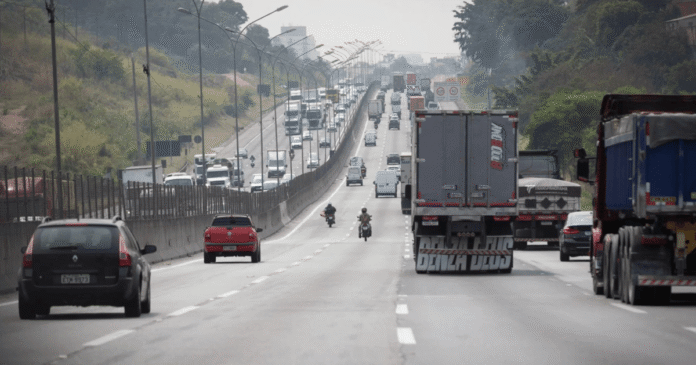 Rodovias de SP devem receber cerca de milhões de veículos no feriado