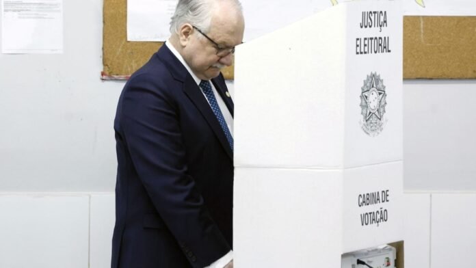 Ao votar, Fachin pede respeito aos resultados das eleições