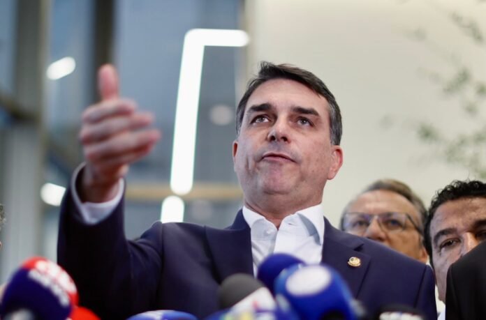 Leia a cronologia dos fatos que levaram Flávio Bolsonaro deixar o Brasil