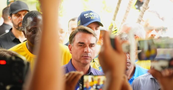 Deputada argentina denuncia entrada de Flávio Bolsonaro no país