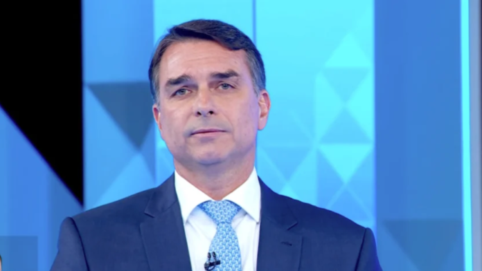 Internautas chamam Flávio de “capacitista” após debate da “Globo”
