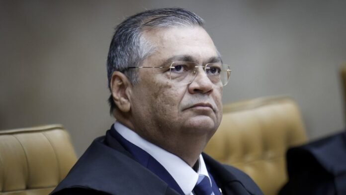 Dino manda PF apurar interferência estrangeira nas eleições