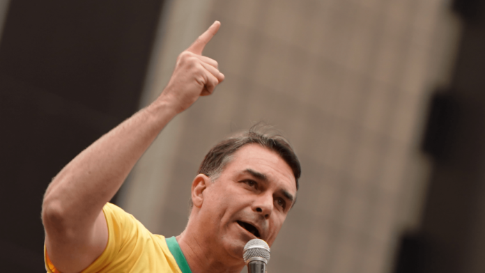 PF pediu passaportes de Flávio 7 minutos após TSE confirmar derrota