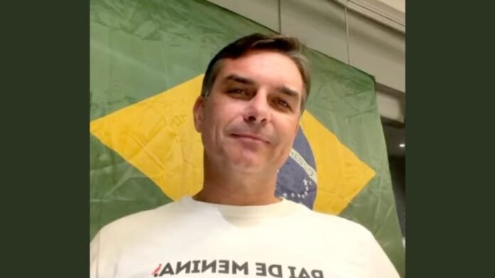 Ao vivo: Flávio faz live na véspera do 2º turno