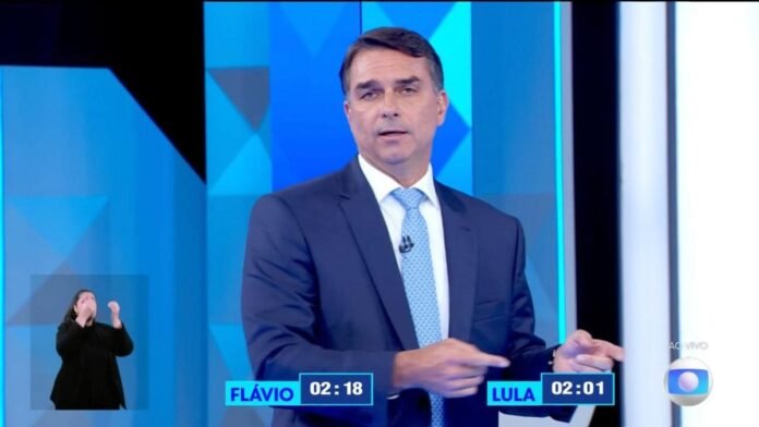 Flávio responde sobre Ana Clara sem olhar para a mãe na plateia