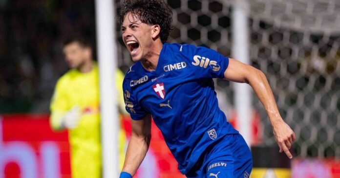 Giay decide, Palmeiras vence Bragantino e dorme na liderança do Brasileirão